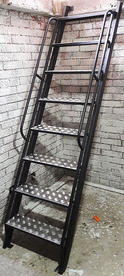 Преимущества заказных лестниц к люкам перед стандартными алюминиевыми или самодельными деревянными